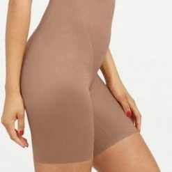 Spanx Thinstincts 2.0 - High-Waisted Mid-Thigh Short - Maat L - Kleur Café Au Lait (Dark Nude) -Badmode Winkel 550x783 2