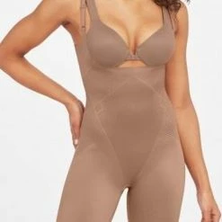 SPANX Thinstincts 2.0 Open-bust Mid Thigh Bodysuit | Kleur Café Au Lait (Dark Nude) I Maat M -Badmode Winkel 550x790 3